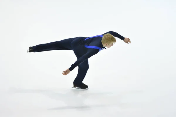 Orenburg, Rusia - 31 de marzo de 2018 año: Niño compite en patinaje artístico —  Fotos de Stock