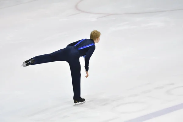 Orenburg, Rusland-31 maart 2018 jaar: jongen concurreren in Kunstrijden — Stockfoto