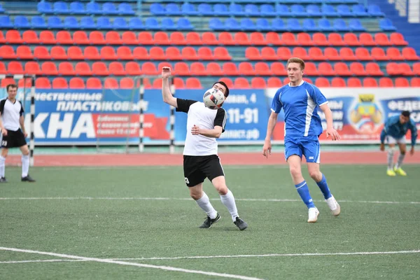 Orenburg, Rússia, 8 de junho de 2017 ano: Meninos jogam futebol — Fotografia de Stock