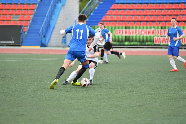 Orenburg, Rusia, 8 de junio de 2017 año: Los niños juegan fútbol —  Fotos de Stock