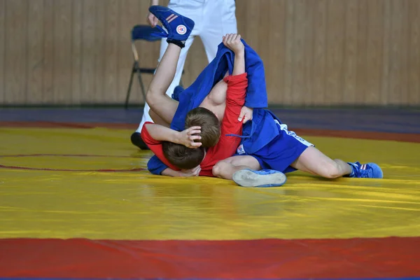 Orenburg, Rússia - 23 de fevereiro de 2019: Competições de meninos Sambo — Fotografia de Stock