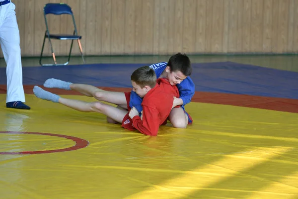 Orenburg, Russia - February 23, 2019: Boys competitions Sambo — Stock Photo, Image