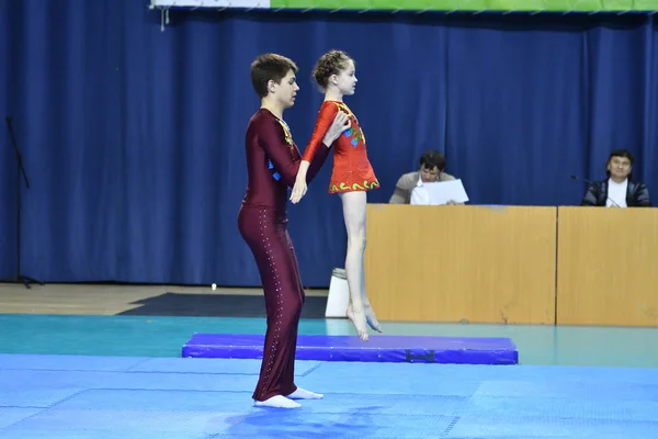 Orenburg, Russia, 26-27 May 2017 year: Juniors compete in sports acrobatics — Stock Photo, Image