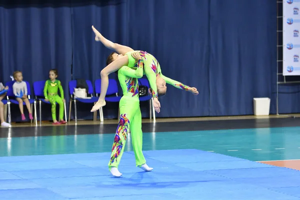 Orenburg, Russie, 26-27 mai 2017 année : Les Juniors concourent en acrobatie sportive — Photo