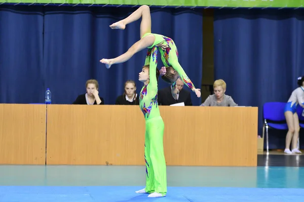 Orenburg, Rússia, 26-27 Maio 2017 ano: Juniors competir em acrobacias esportivas — Fotografia de Stock