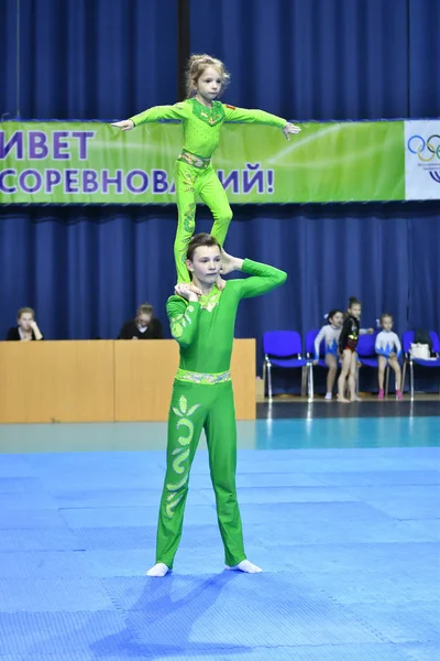 Orenburg, Rusia, 26-27 de mayo de 2017 año: Juniors compete en acrobacias deportivas — Foto de Stock