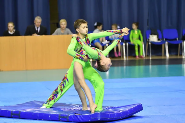 オレンブルク, ロシア, 26-27 5 月2017年: ジュニアはスポーツアクロバットで競います — ストック写真