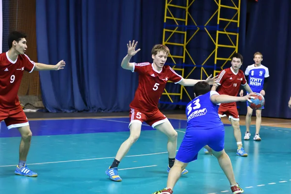 Orenburg, russland - 11-13 februar 2018 jahr: boys play in handball — Stockfoto