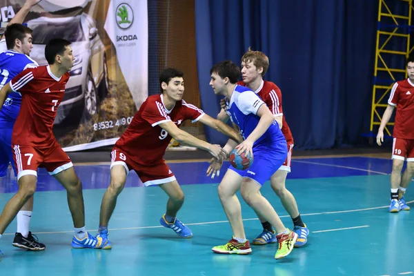 Orenburg, Rússia - 11-13 Fevereiro 2018 ano: meninos jogar no handebol — Fotografia de Stock