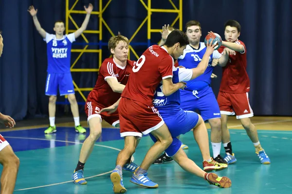 Orenburg, Rusia - 11-13 Febrero 2018 año: niños juegan en balonmano — Foto de Stock