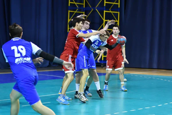 Orenburg, Rússia - 11-13 Fevereiro 2018 ano: meninos jogar no handebol — Fotografia de Stock