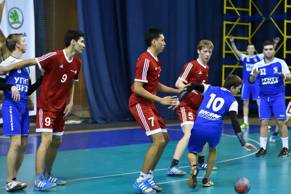 Orenburg, Rússia - 11-13 Fevereiro 2018 ano: meninos jogar no handebol — Fotografia de Stock