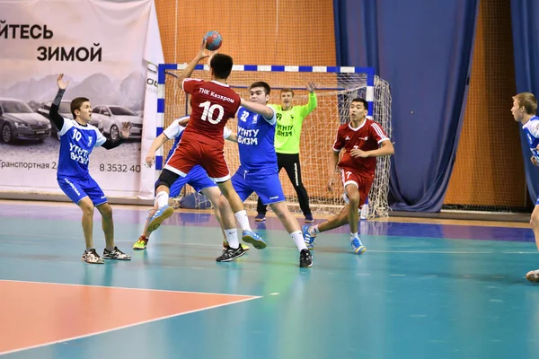 Orenburg, Rússia - 11-13 Fevereiro 2018 ano: meninos jogar no handebol — Fotografia de Stock