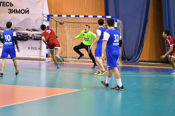 Orenburg, Rússia - 11-13 Fevereiro 2018 ano: meninos jogar no handebol — Fotografia de Stock