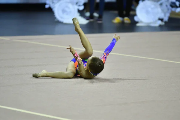 Orenburg, russland - 25. november 2017 jahr: mädchen wetteifern im rhythmischen turnen — Stockfoto