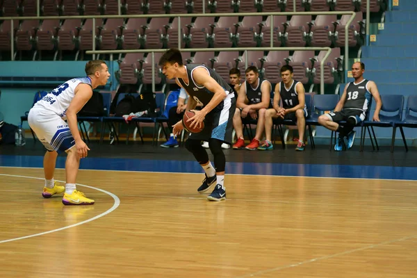 Orenburg, Russia - 13-16 June 2019 year: Men play basketball — Stock Photo, Image