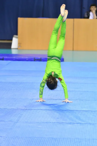 Orenburg, Rusia, 26-27 de mayo de 2017 año: Juniors compete en acrobacias deportivas —  Fotos de Stock