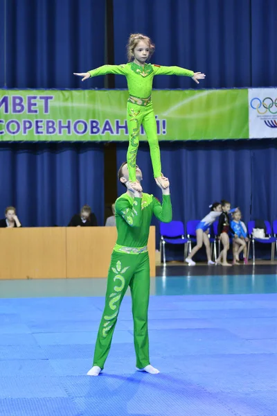 Orenburg, Rusia, 26-27 de mayo de 2017 año: Juniors compete en acrobacias deportivas — Foto de Stock