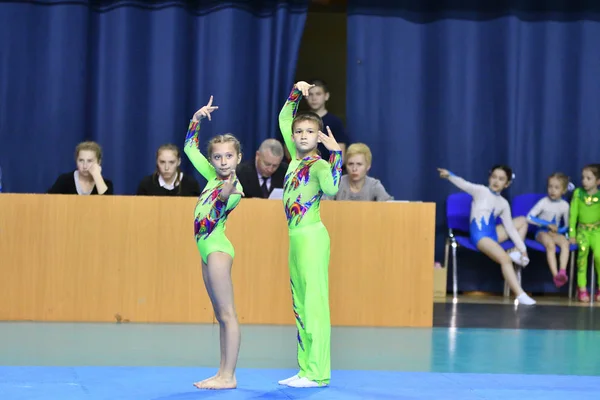 Orenburg, Rusia, 26-27 de mayo de 2017 año: Juniors compete en acrobacias deportivas — Foto de Stock