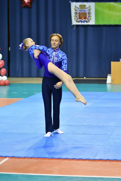 Orenburg, Oroszország, 26-27 május 2017 év: Juniors versenyeznek sport akrobatika — Stock Fotó