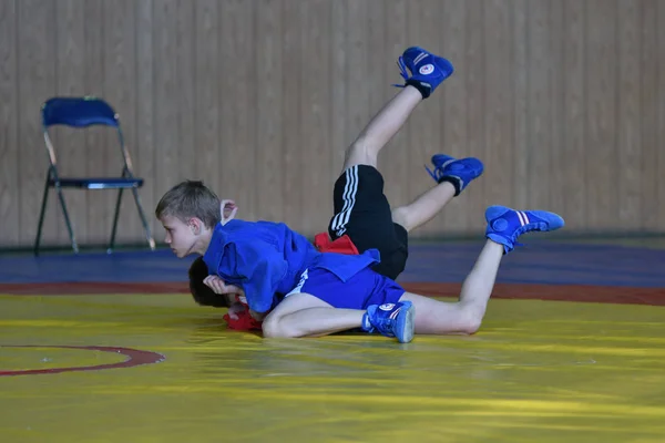 Orenburg, Ryssland - 23 februari 2019: Pojkar tävlingar Sambo — Stockfoto