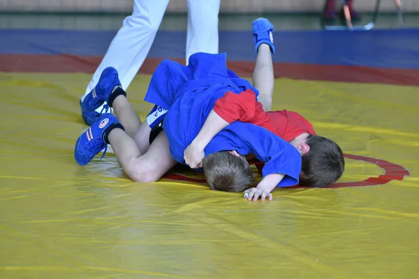 Orenburg, Rússia - 23 de fevereiro de 2019: Competições de meninos Sambo — Fotografia de Stock