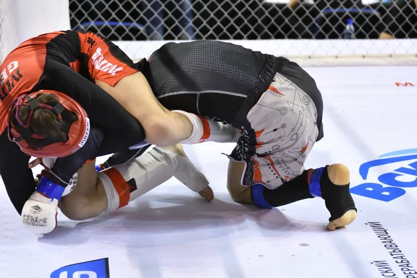 Orenburg, Rússia - 18 de fevereiro de 2017 ano: Os lutadores competem em artes marciais mistas — Fotografia de Stock