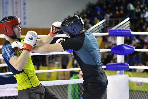 Orenburg, Rusia - 18 de febrero de 2017 año: Los combatientes compiten en artes marciales mixtas —  Fotos de Stock