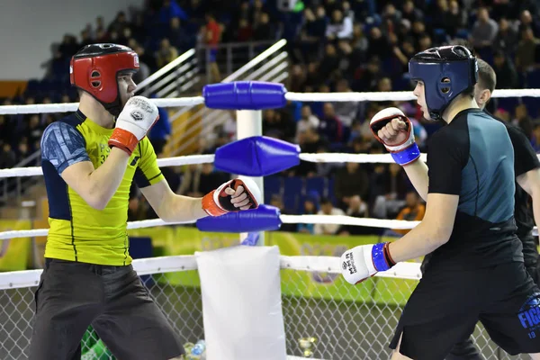 Orenburg, Rússia - 18 de fevereiro de 2017 ano: Os lutadores competem em artes marciais mistas — Fotografia de Stock