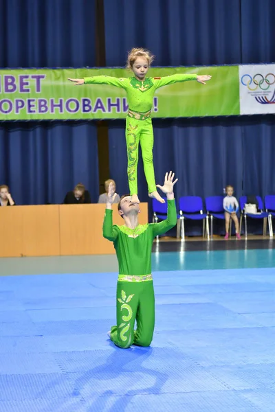 Orenburg, Rusya, 26-27 Mayıs 2017 yıl: Juniors spor akrobasi rekabet — Stok fotoğraf
