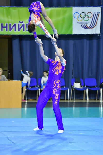 Orenburg, Rusia, 26-27 de mayo de 2017 año: Juniors compete en acrobacias deportivas — Foto de Stock