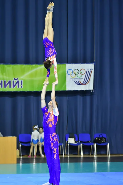 Оренбург, Росія, 26-27 травня 2017 рік: Юніори змагаються в спортивній акробатики — стокове фото