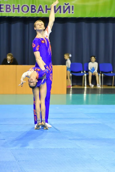 Orenburg, Ryssland, 26-27 maj 2017 år: juniorer tävlar i idrottsakrobatik — Stockfoto
