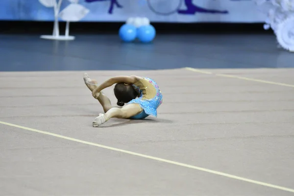 Orenburg, Russia - 25 novembre 2017 anno: le ragazze gareggiano nella ginnastica ritmica — Foto Stock