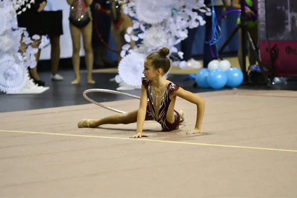 Orenburg, Rusko - 25 listopadu 2017 rok: dívky soutěžit v rytmické gymnastice — Stock fotografie