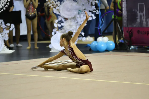 Orenburg, russland - 25. november 2017 jahr: mädchen wetteifern im rhythmischen turnen — Stockfoto