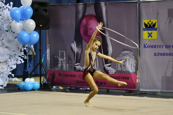 Orenburg, Russia - 25 novembre 2017 anno: le ragazze gareggiano nella ginnastica ritmica — Foto Stock