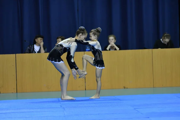 Orenburg, Rússia, 26-27 Maio 2017 ano anos: menina competir em acrobacias esportivas — Fotografia de Stock