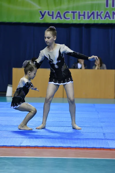 Orenburg, Rosja, 26-27 maja 2017 roku lat: Dziewczyna konkurować w sporcie akrobics — Zdjęcie stockowe