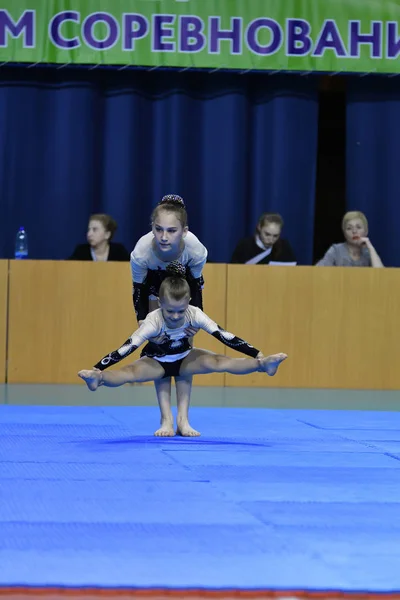 Orenburg, Rússia, 26-27 Maio 2017 ano anos: menina competir em acrobacias esportivas — Fotografia de Stock