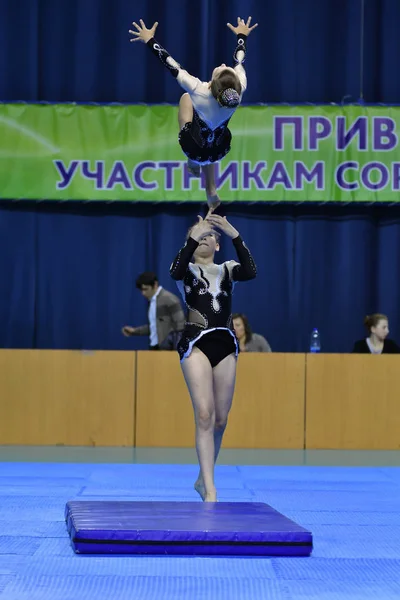 Orenburg, Rússia, 26-27 Maio 2017 ano anos: menina competir em acrobacias esportivas — Fotografia de Stock