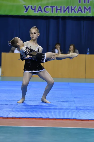 Orenburg, Rusia, 26-27 mayo 2017 años: chica compite en acrobacias deportivas —  Fotos de Stock