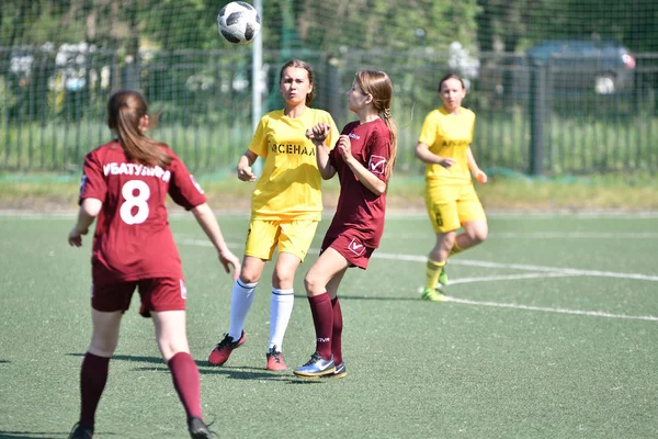 Orenburg, Rusland-12 juni 2019 jaar: meisjes spelen voetbal — Stockfoto