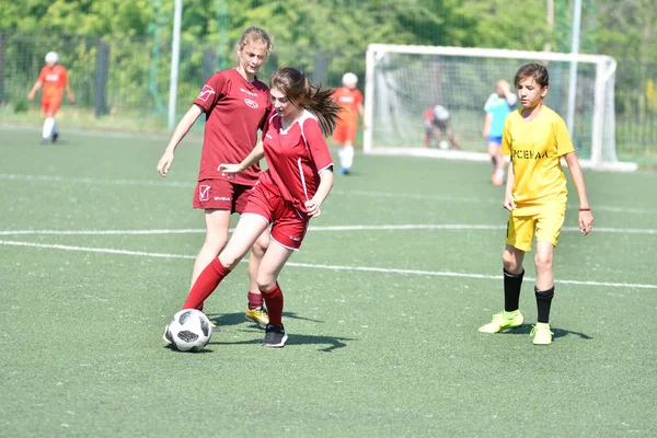 Orenburg, Rusia - 12 de junio de 2019 año: Las niñas juegan fútbol — Foto de Stock