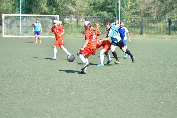 Orenburg, Rusland-12 juni 2019 jaar: meisjes spelen voetbal — Stockfoto