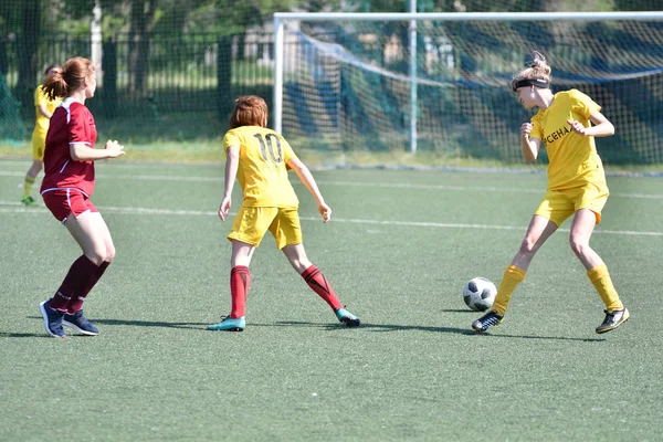 Orenburg, Rusya-12 Haziran 2019 yıl: kızlar futbol oynuyor — Stok fotoğraf