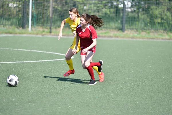 奥伦堡,俄罗斯 - 2019年6月12日:女孩踢足球 — 图库照片