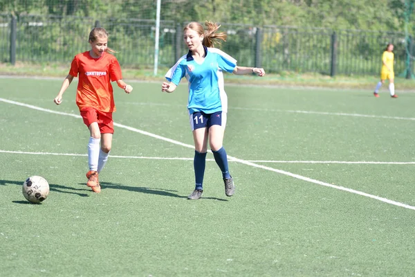 오렌부르크, 러시아 - 12 6월 2019 년 : 여자는 축구를 — 스톡 사진