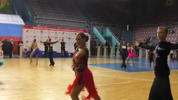 オレンブルク ロシア 2019年5月25日 競争都市ダンススポーツで踊る少女と少年 春のきらめき 2019 — ストック動画