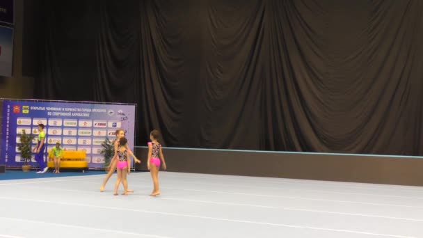 Orenburg Rusia Diciembre 2017 Año Chica Compite Acrobacias Deportivas Open — Vídeos de Stock